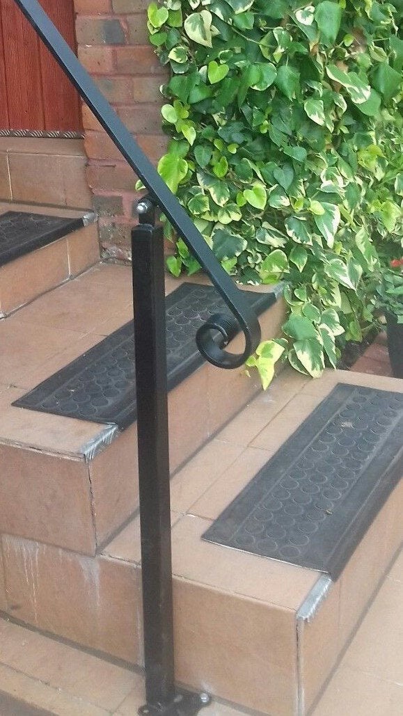 Wrought iron single leg handrail - free U.K. delivery